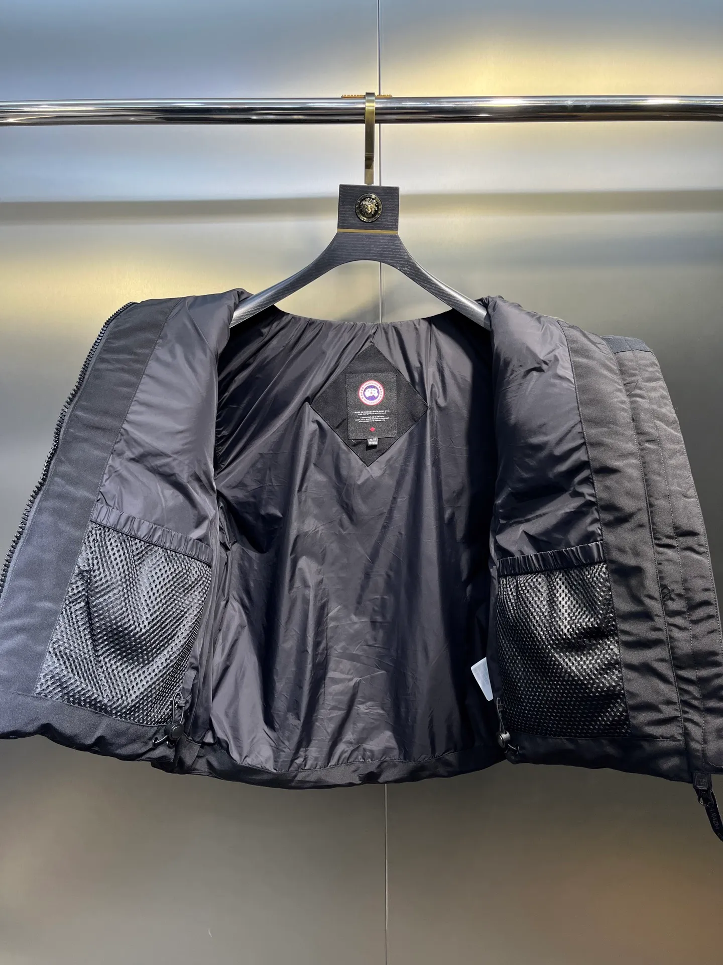 P660 Canadian Grandview black label women's short vest.  Constructed from Arctic Tech recycled fabric®, it features a cinchable hem for sleek styling and storage. Color: Polaris white, black, beige, soft light pink.  Size: s-xl